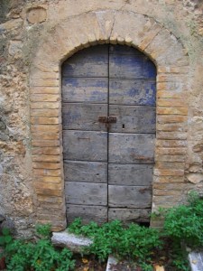 Abruzzo-blue door